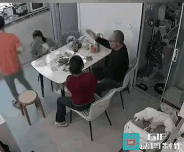 两代人不要住在一个屋檐下，生活习惯不同，甚至看不顺眼，容易产生矛盾。
一家四口正