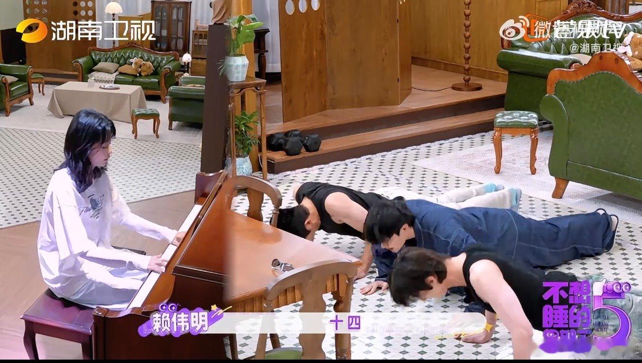 孙怡这么会弹钢琴 没想到孙怡钢琴功底这么在线，节目现场随手弹奏一曲，优美的琴声打