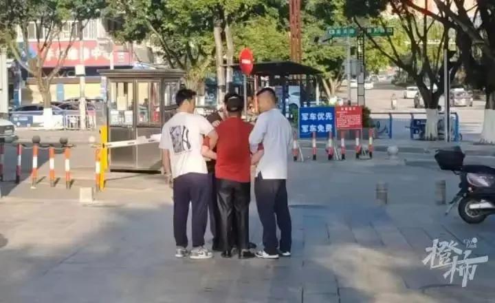 画面中这个潜逃34年的杀人犯被民警搀扶着，被吓得说不出一句话来，人人都能用智能手