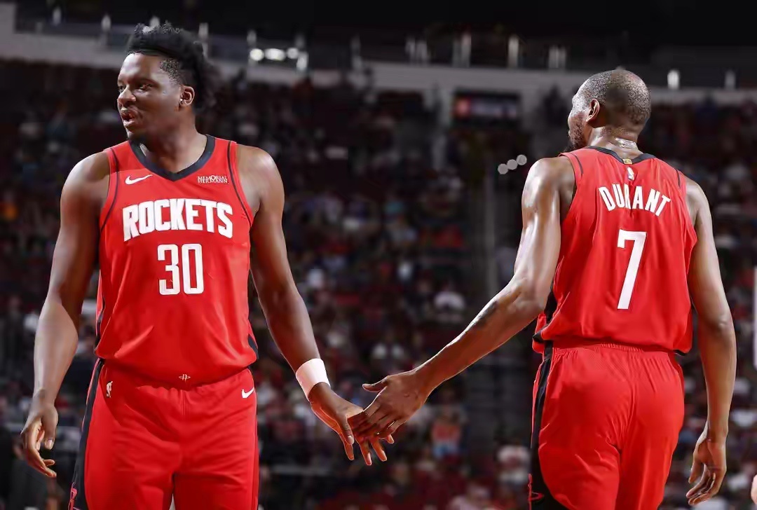 北京时间3月21日，NBA常规赛中火箭大胜老鹰，终结对手11连胜。凯文·杜兰特此