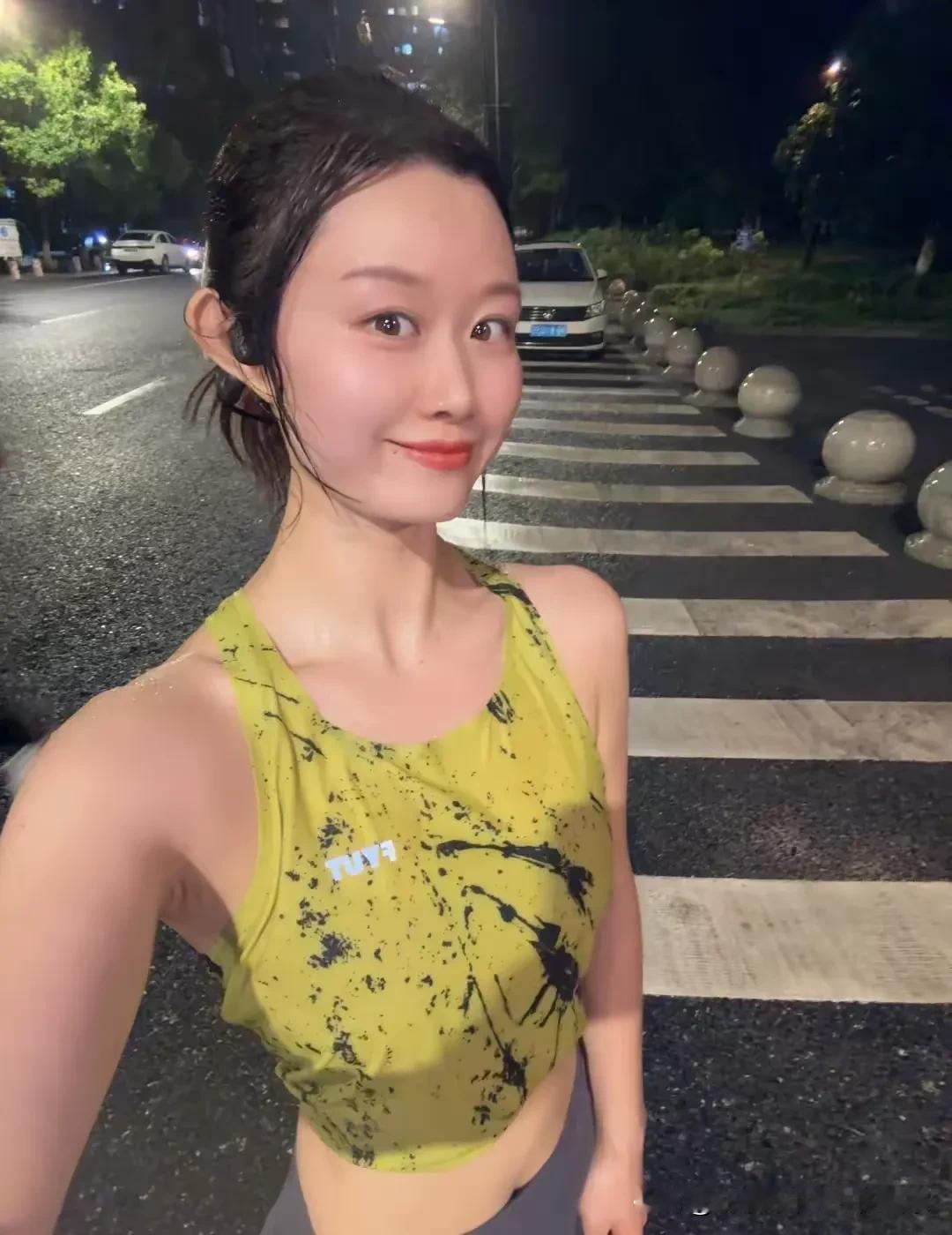 分享美女穿搭服饰