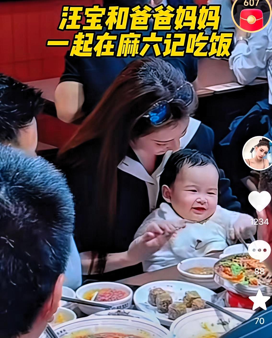 谁能想到，小小的汪三宝坐在餐桌旁的一幕，让众多网友直呼惊喜。本该只顾着吃零食、玩
