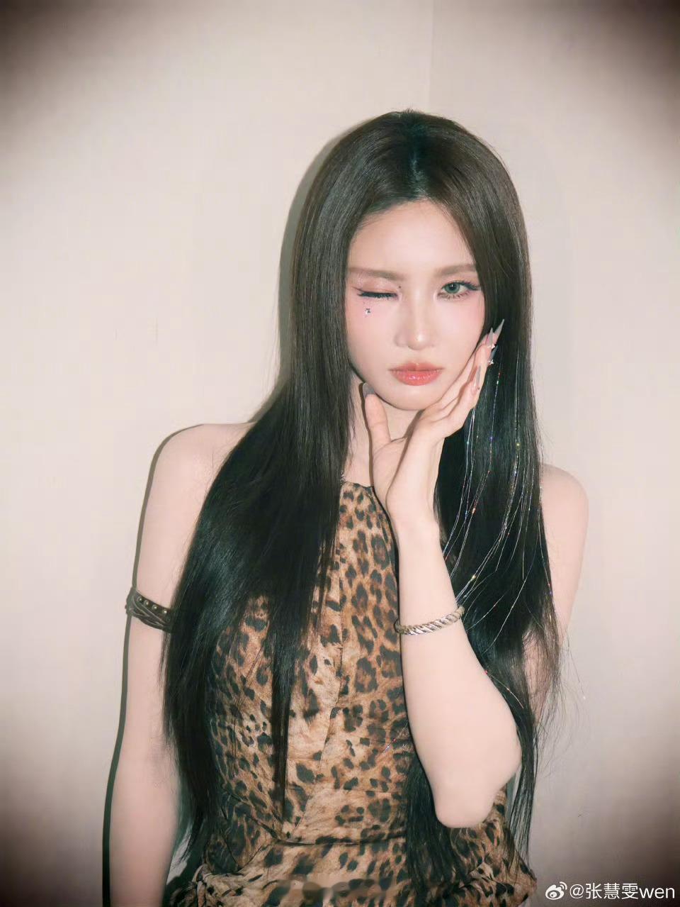 张慧雯回应表演时跑调张慧雯回应刚刚跑调清唱好好听，一点都没有跑调！ 