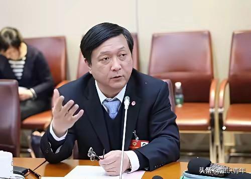 歼-20总设计师杨伟，院士头衔被正式撤销！很多人以为，造出歼-20这种国之重器，