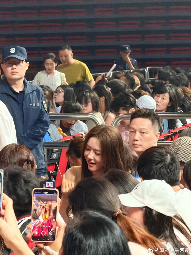 任素汐演唱会偶遇蔡文静蔡文静去了任素汐演唱会任素汐巡演现场被观众拍到暖心一幕，蔡
