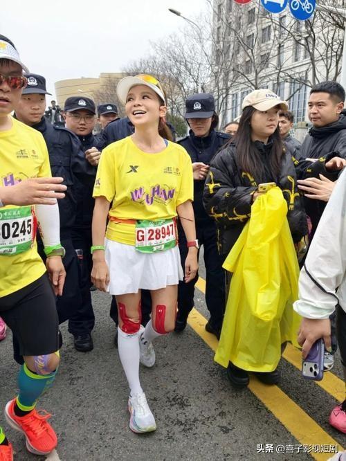 🌸2026武汉马拉松赛场，央视主持人朱迅以半马选手身份惊艳亮相！3月22日清晨