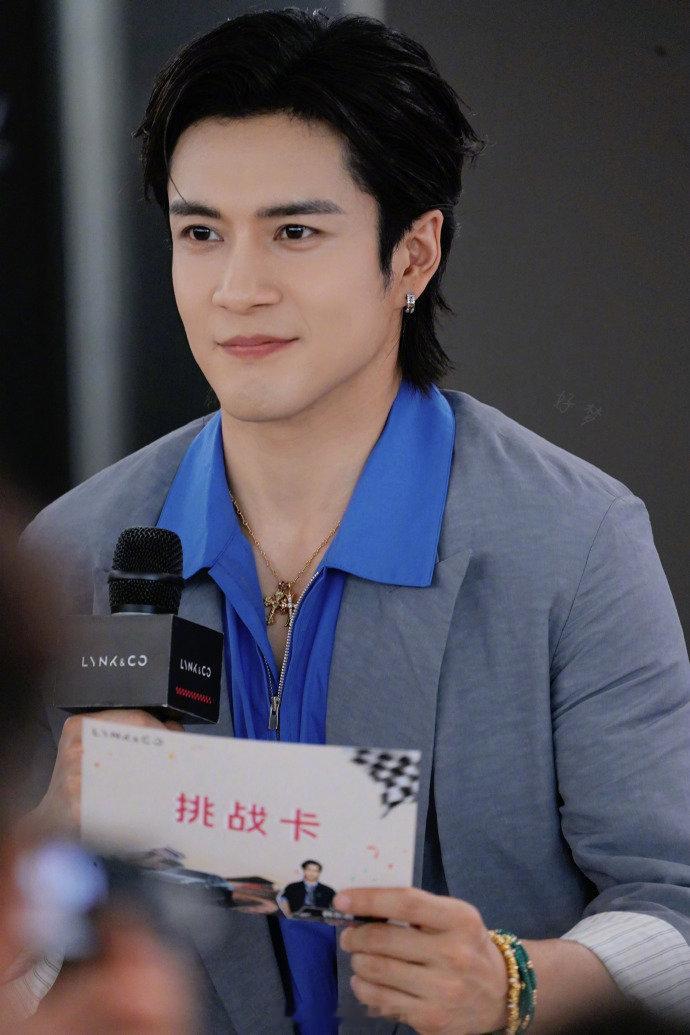 韩东君搞怪四连拍韩东君满30减10岁 韩东君在山野暮色下的搞怪四连拍也太可爱了吧