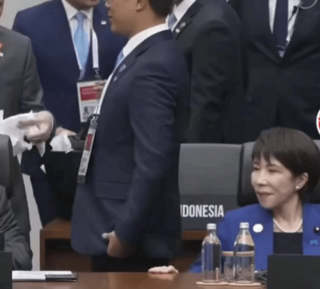 原本以为高市早苗是为了讨好特朗普才会在特朗普访日期间如此谄媚，现在才明白这就是人