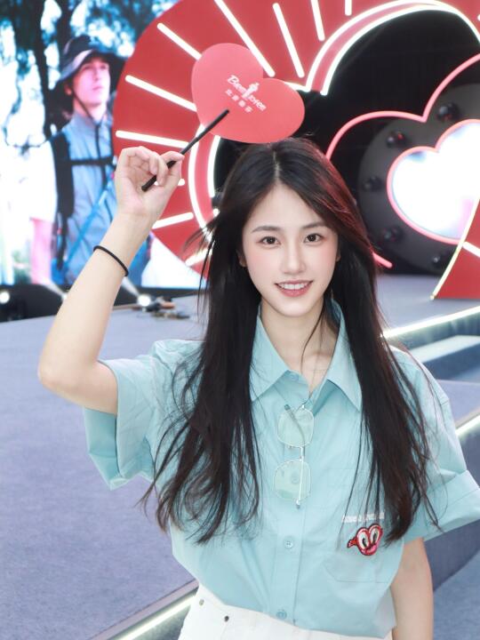 耶～也是穿上小丁同款啦