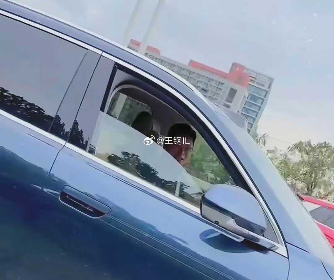 余承东 开车睡觉看着这个热搜，我先是楞了一下，然后我又楞了一下！ ​​​