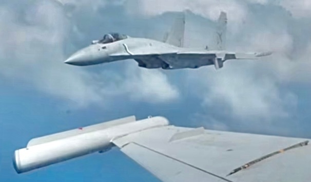 去年停留在海南天空，最终无缘阅兵场的蓝白条纹J-15T，如今以库存素材的方式在纪