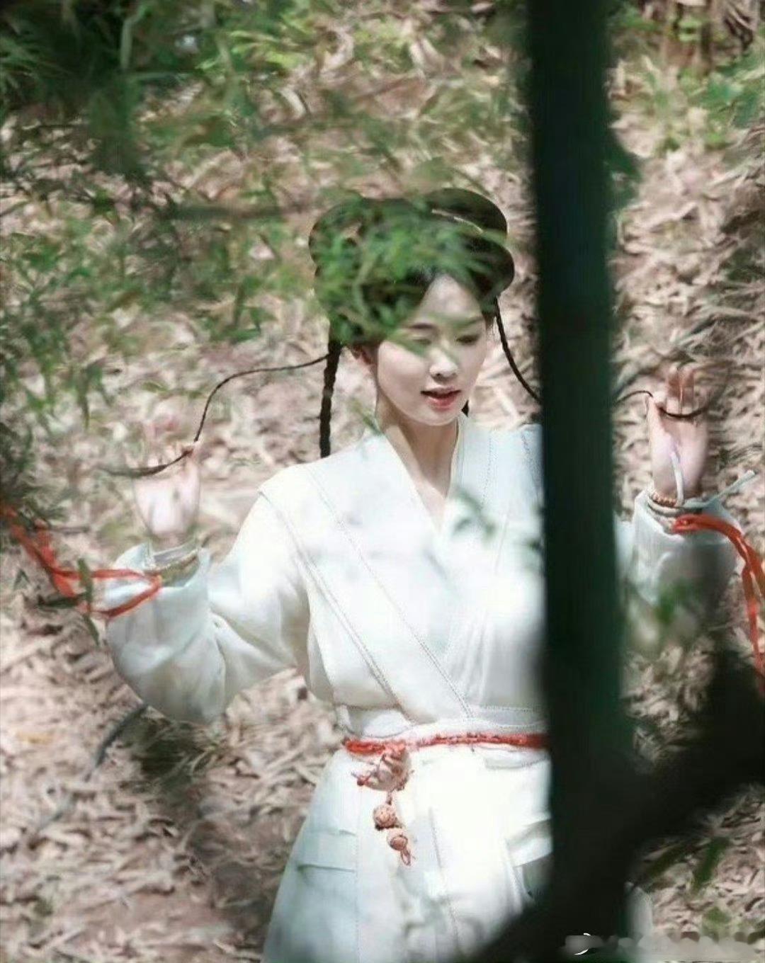 白鹿的脸真的不适合这样子小家子气的妆造 ​​​