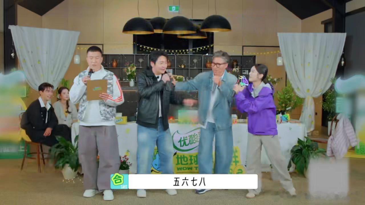 郭京飞的嘴比伴奏还忙 尽力这个词在这段阿卡贝拉里有了具象化的表达。郭京飞的嘴没停