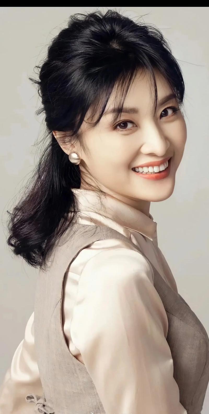 央视主持人中，周涛、董卿、李思思、马凡舒的气质都很好。

她们个个颜值爆表，气质