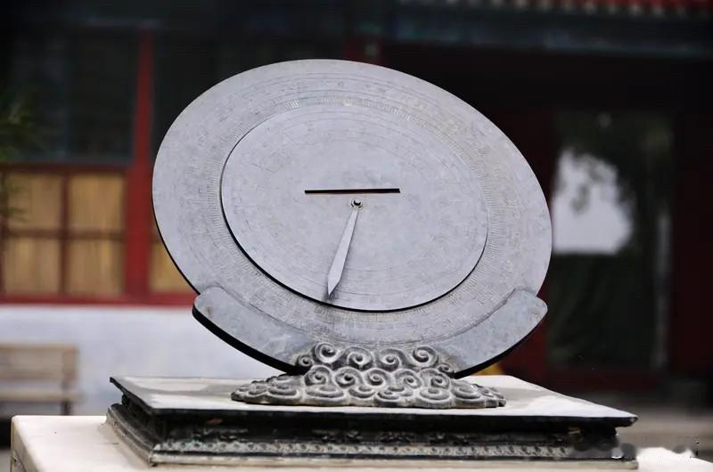 半斤八两的说法源于古代计量制度，当时一斤分为十六两，因此半斤正好是八两。
   