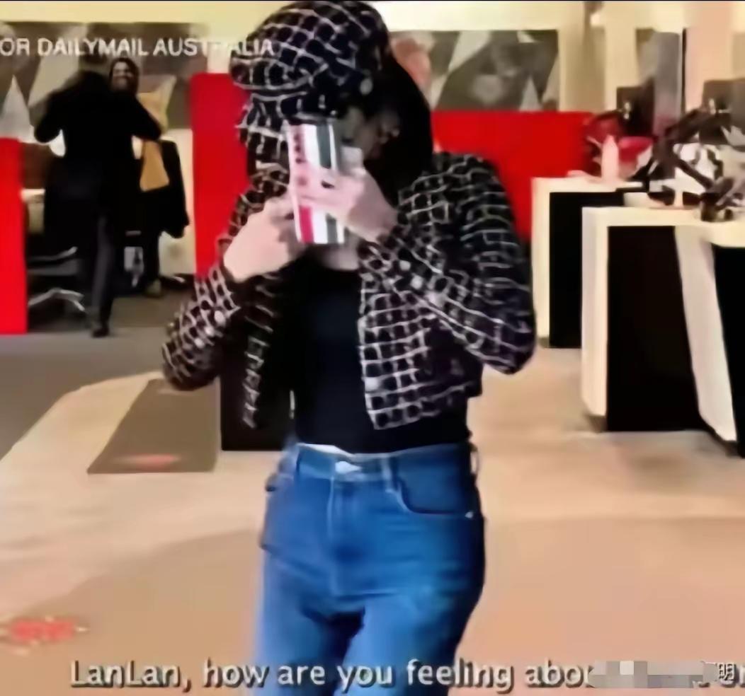 什么叫欲盖弥彰
越是想掩盖
越说明这里大有文章
每天都这样把自己包裹的严严实实的