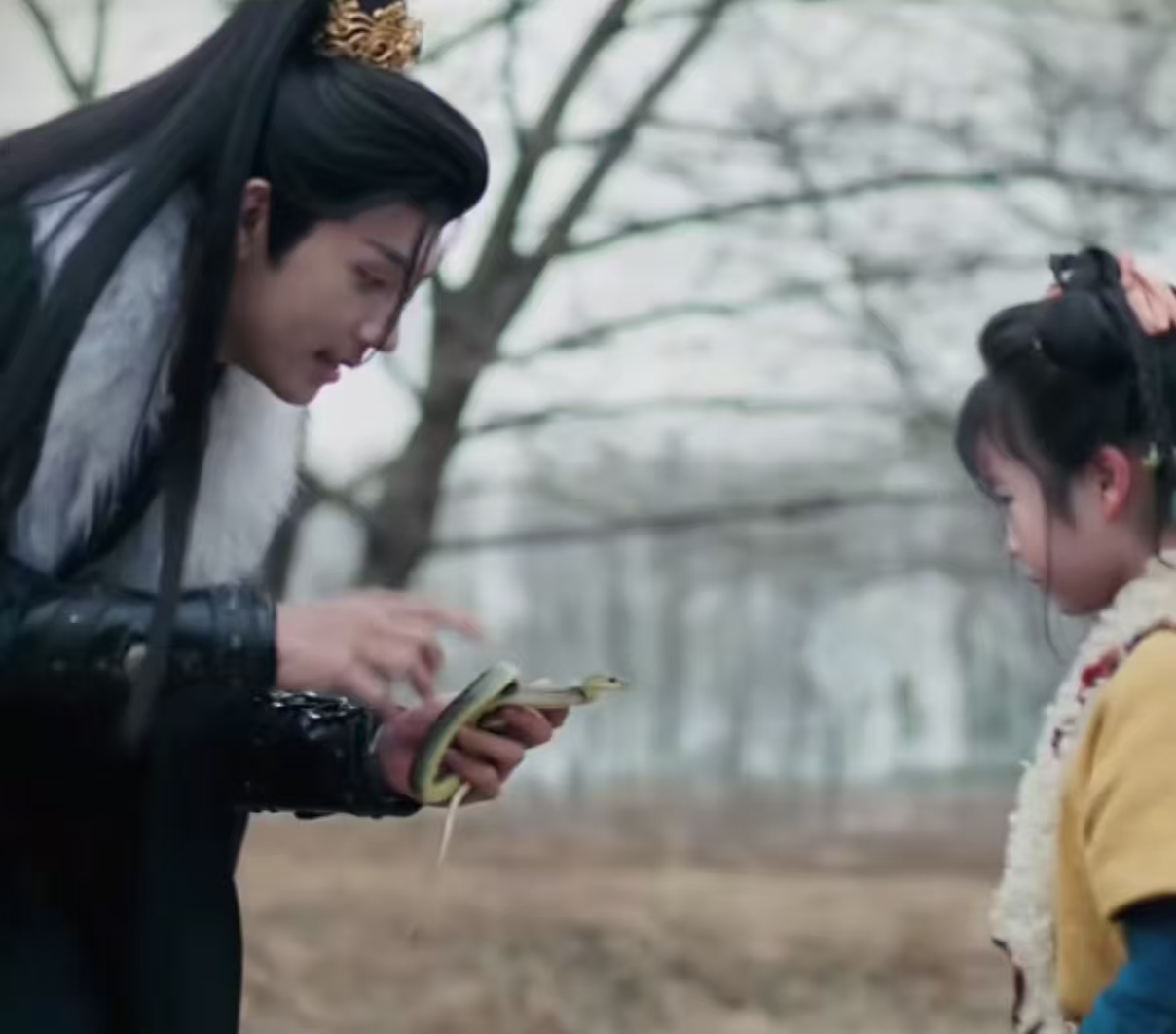 林沐然从小就拿着蛇难怪林沐然在《逐玉》里饰演的随元青会拿蛇吓唬宁娘，原来林沐然从