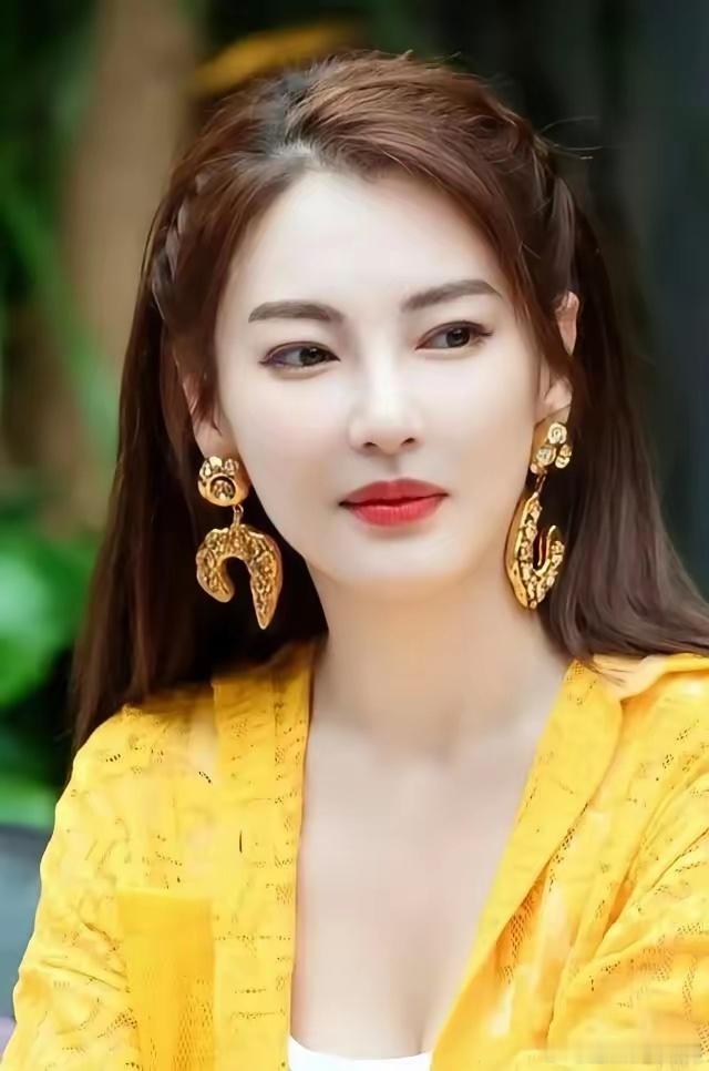 张雨绮最近都要睡不着了吧！眼瞅着这件事发酵的越来越厉害，已经不仅仅是她退出辽宁春