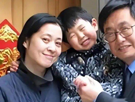 原来他是倪萍的亲哥哥！仗着母亲偏爱从小欺负妹妹，长大后却成了清官，两兄妹如今关系