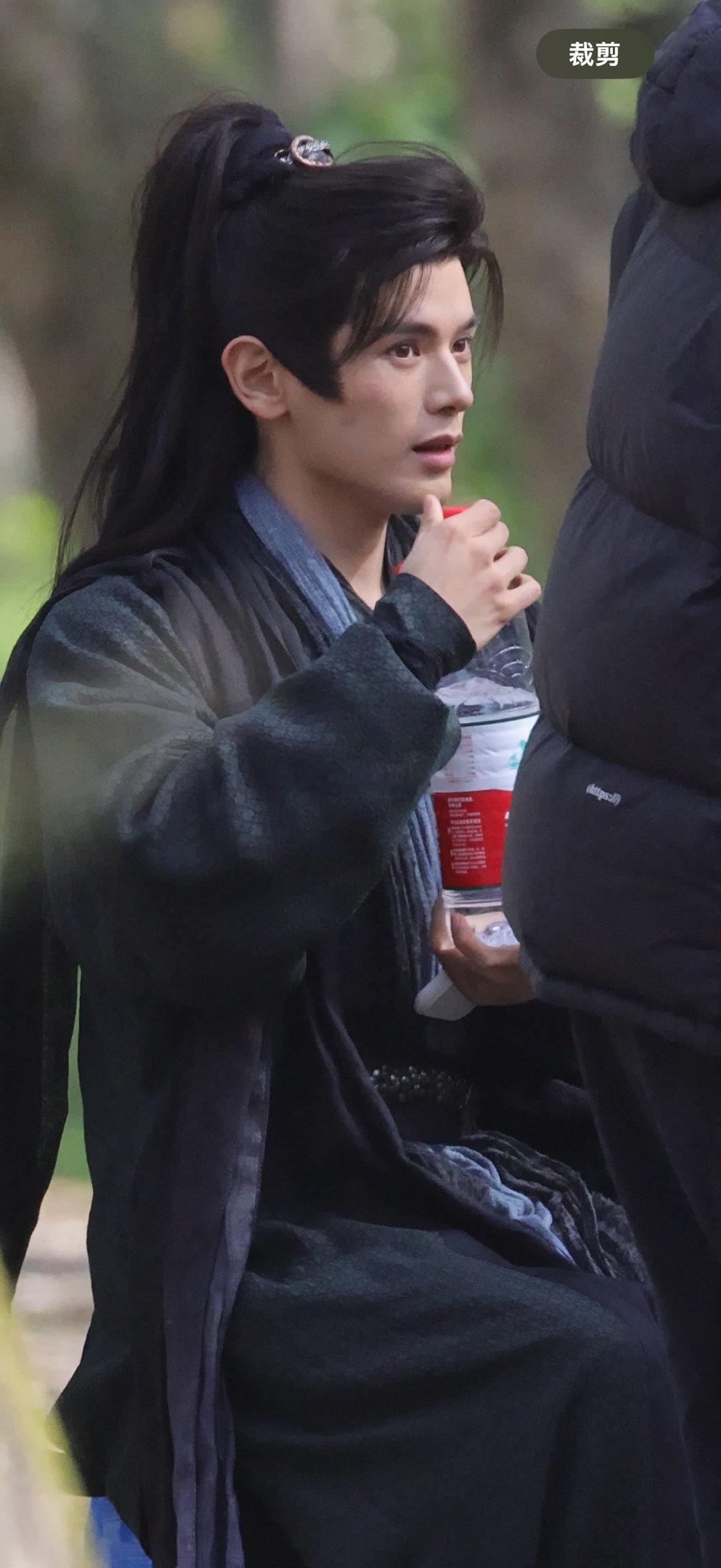 姚弛刚拍戏喝好大一瓶水呀