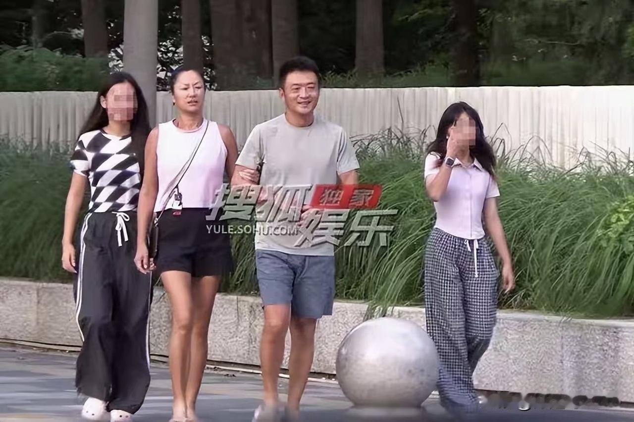 网友在泰国拍到的瞿颖一家4口在清迈街头的照片，左右两边的是瞿颖男友前妻的两个女儿