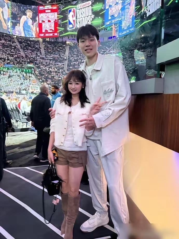 杨瀚森旁边女生是谁？看上去关系挺好的