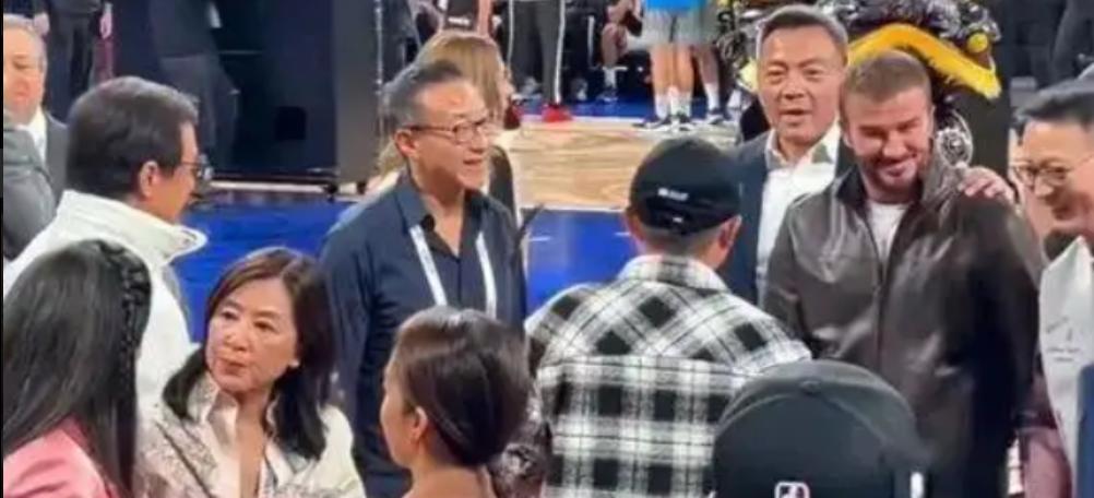 当年风靡全球的万人迷，也败给了英国男人祖传脱发基因！

51 岁的贝克汉姆游艇度