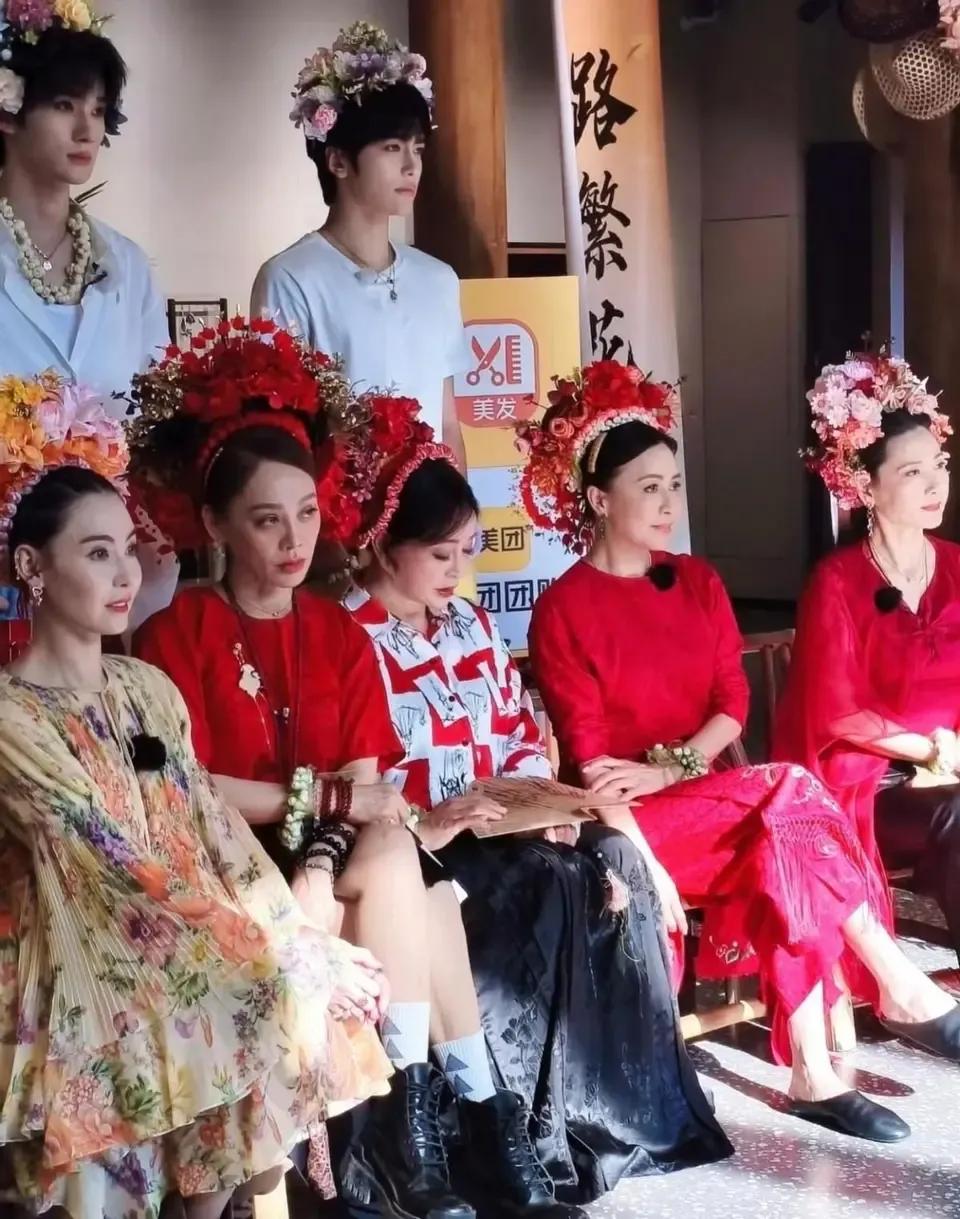 五位鲜衣盛装的女星同框：细眉飞扬的何赛飞明显给人一种不和群的疏离感；身着花裙的张