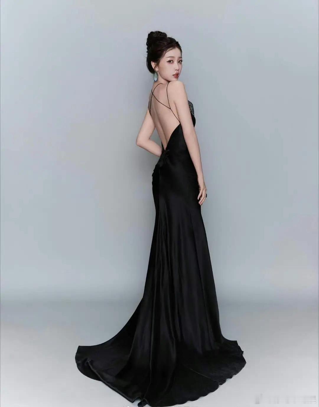 赵露思和虞书欣这个动作简直一模一样，这模仿的不觉得尴尬吗？ ​​​