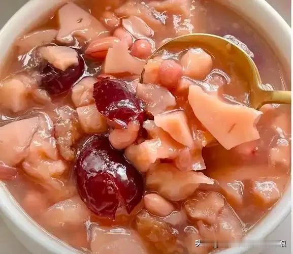 花生莲藕红枣汤
懒人养生汤！花生莲藕红枣汤，好喝又补气血
 
今天下午随手炖了锅