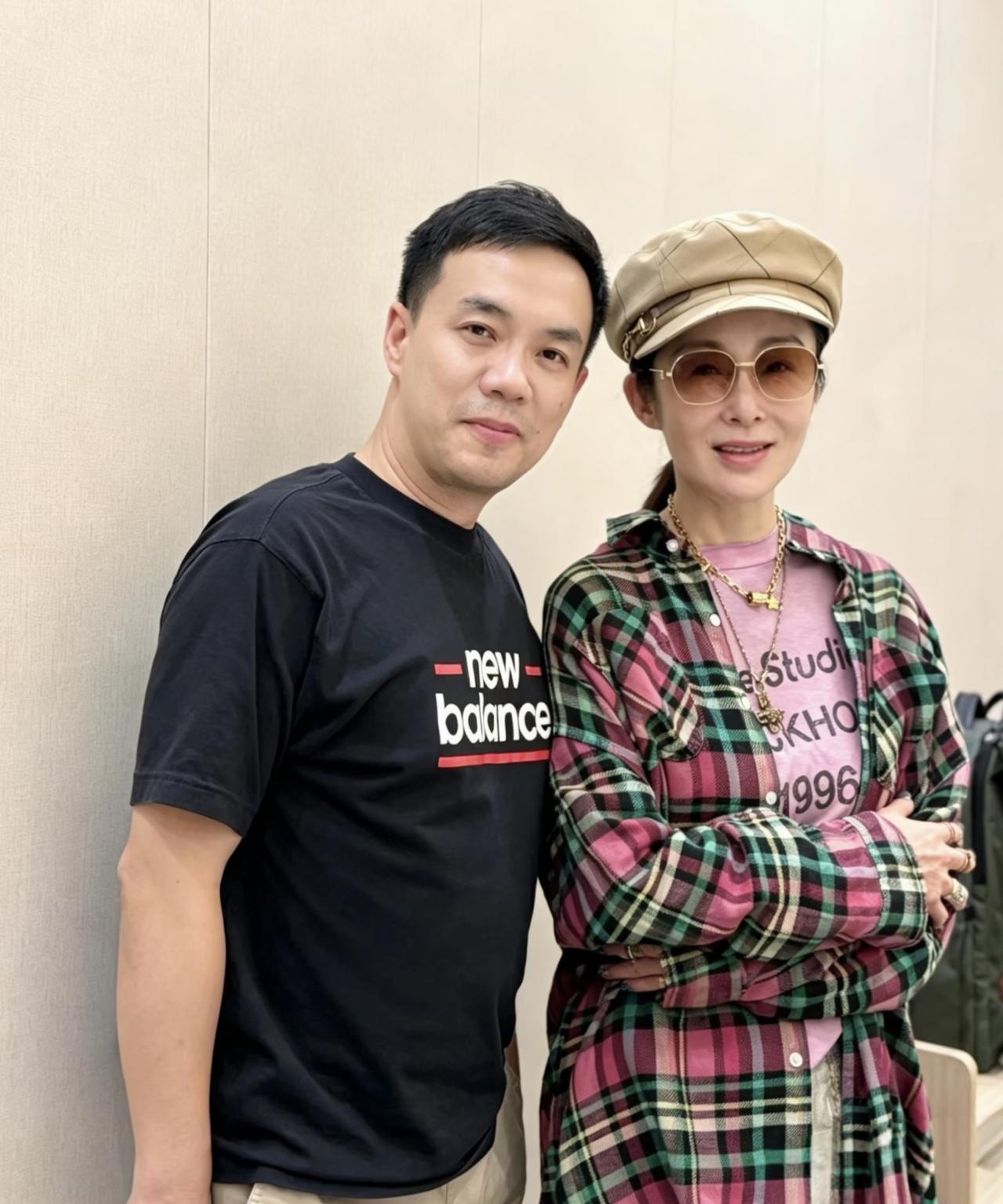 58岁张敏国庆节在杭州旅游被偶遇，她的穿衣打扮时尚，皮肤非常白，身材很瘦，容貌和
