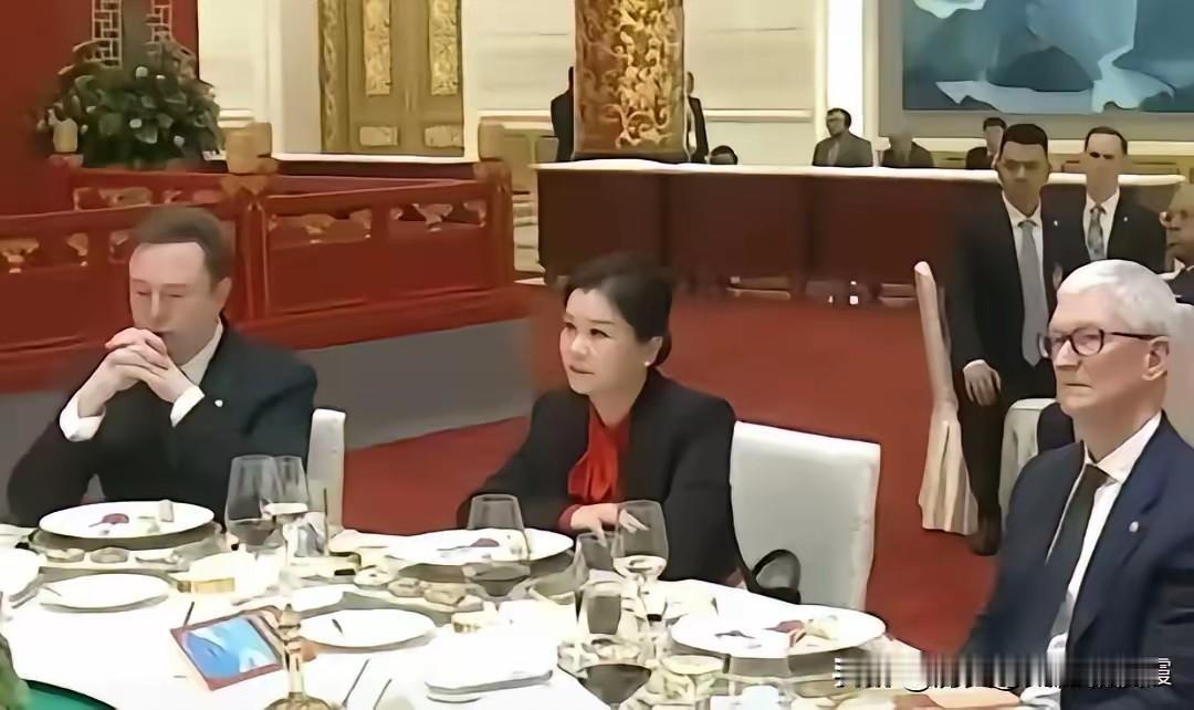 能坐在马斯克与库克之间，这名女子是谁？