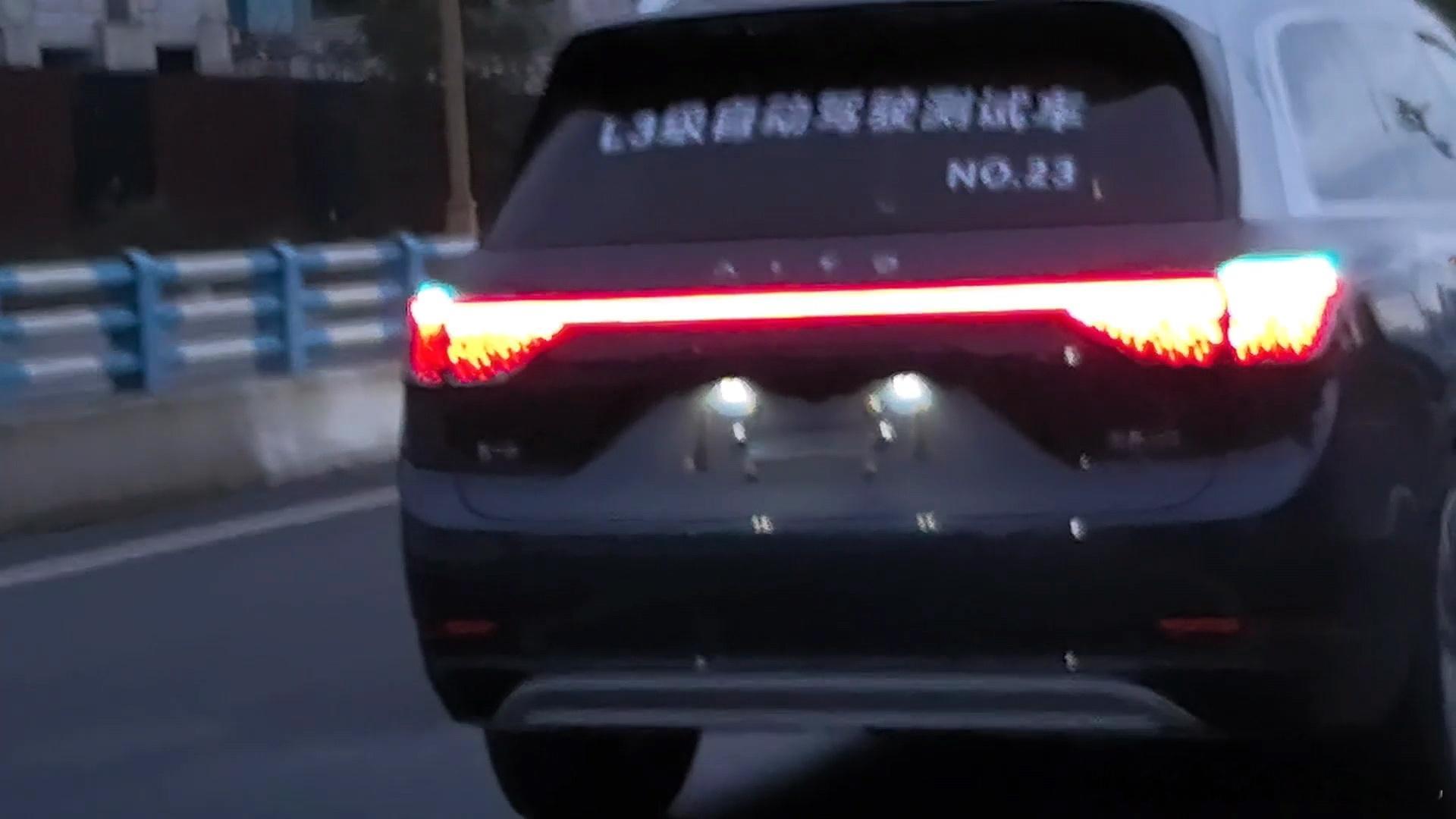 从昨天两台首批许可的车辆描述中，可以看出华为ADS方案还是具备一定的领先性，鸿蒙