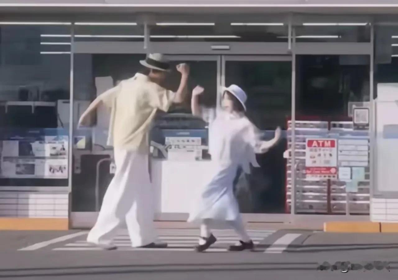 一对情侣凌晨跑到日本便利店门口跳舞，视频发布后被日本网友网爆，说他们挡了路，他们