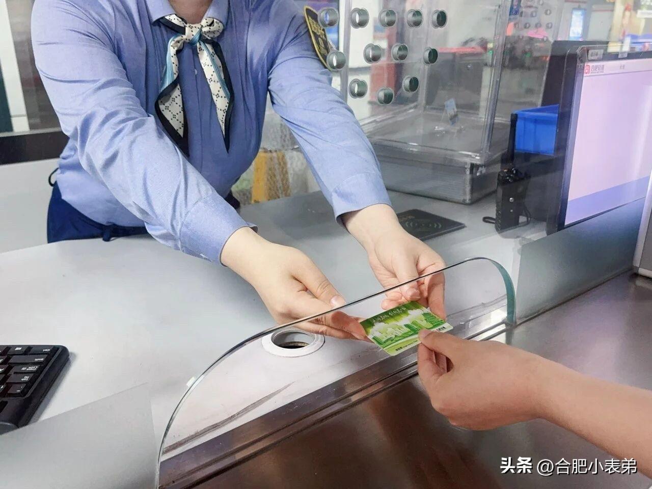考场周边站点贴心设立爱心候考区，给陪考家长提供舒适休憩空间。同时配套优先安检、专
