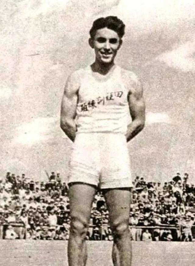 1936年柏林奥运会上，一位欧洲面孔的青年代表中国参加撑杆跳高比赛。回国后，母亲
