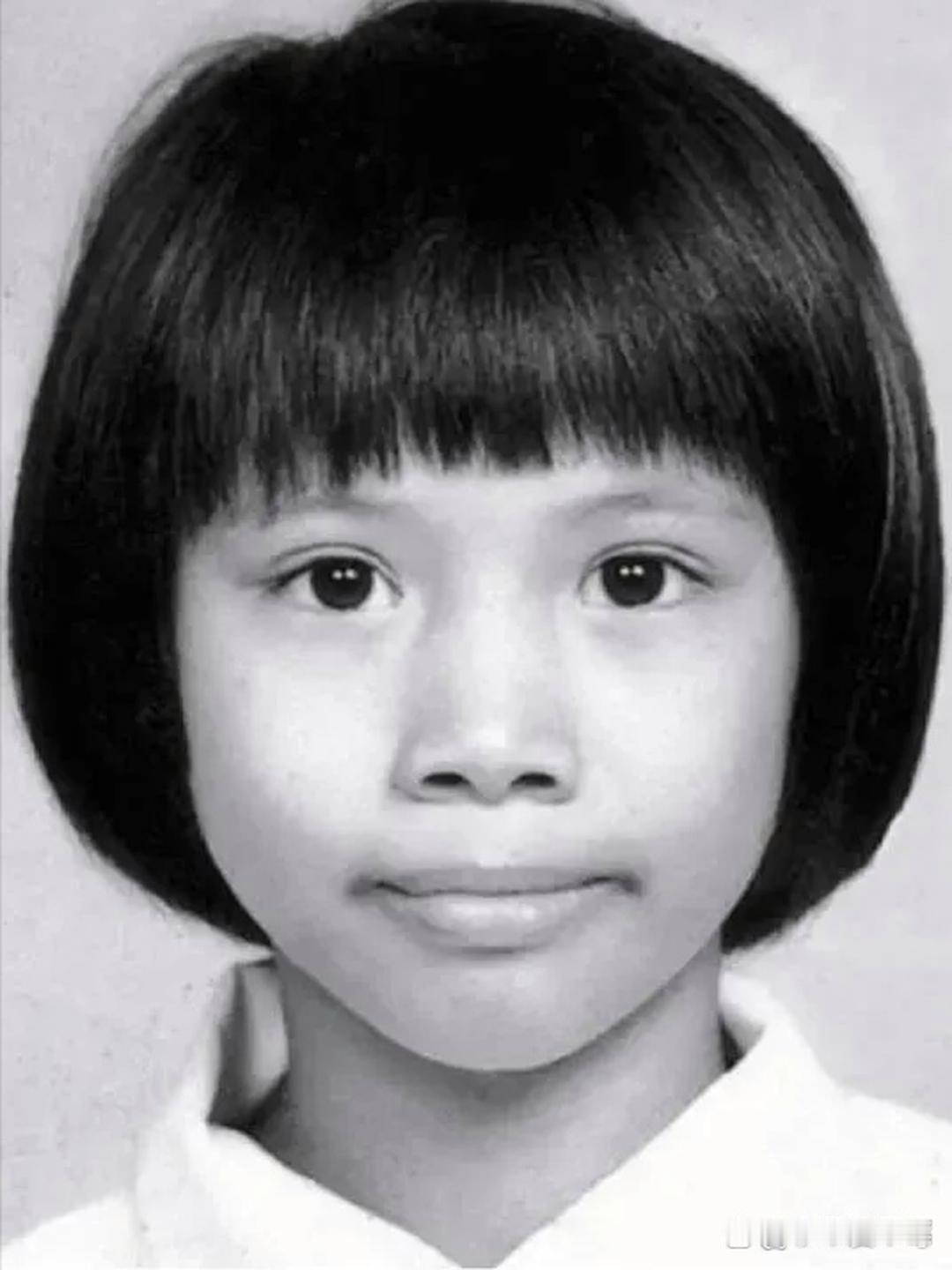 小时候的张智霖魔童长的像爸又像妈，张智霖和袁咏仪生来就有夫妻相。和袁咏仪长的挺像