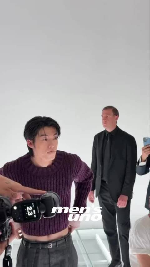 许光汉亮相Prada 2027春夏男装秀，这次紫红色露脐针织衫直接把视线抓住，搭