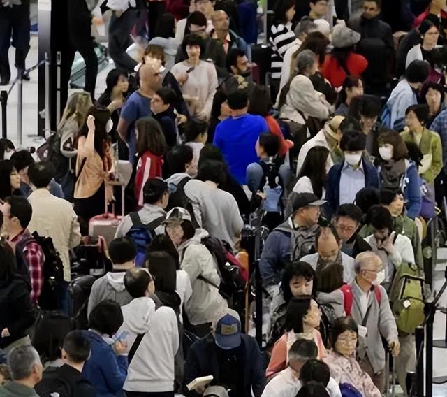 中日 12 条航线全停！
日本机场滞留游客哭成一片


中日12条主要航线突然停