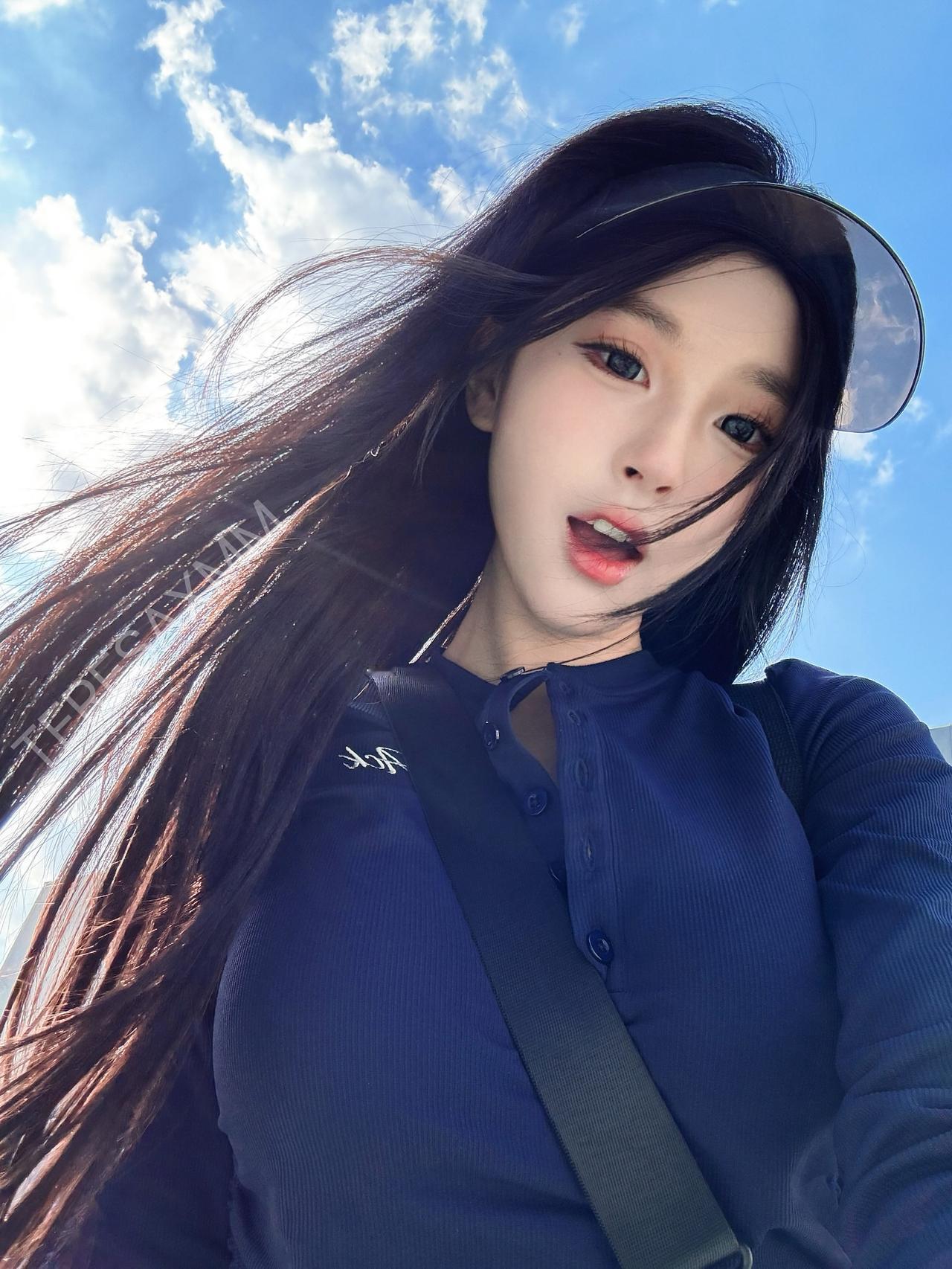 室内网球场上的活力少女，挥拍击球的瞬间！🎾💪美人照怎么拍才好看 女孩温柔似水