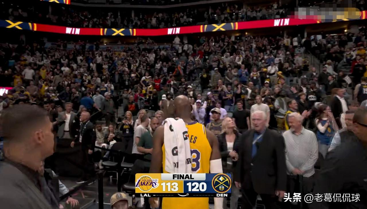 湖人老将詹姆斯真是太心灰意冷了！今天湖人在客场以113：120不敌掘金，值得一提