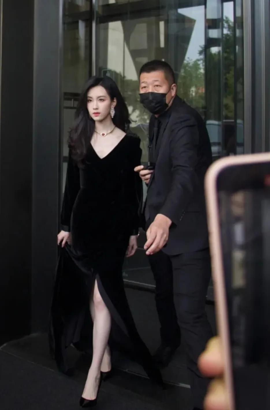  追星是指对某一明星或名人产生狂热喜爱和崇拜的行为。这种现象在全球范围内非常普遍