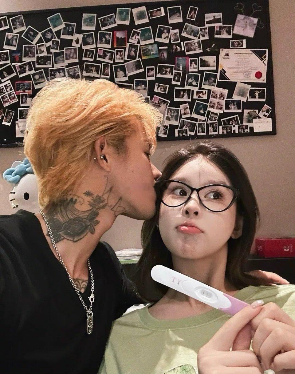 傲娇美和殷世航一起晒两道杠验孕棒，发文期待 小小人♡＋♡＝♡³ 