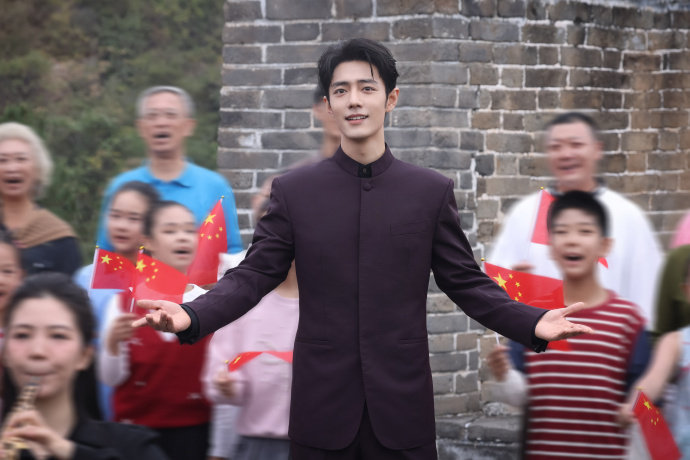 肖战被小朋友环绕等我小了也这样环绕着肖战啊啊啊啊啊肖战受欢迎程度那可老高了 ​​