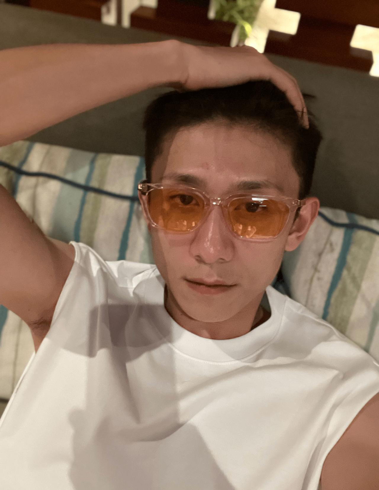  近日，张一山因为晒出一张自己穿白袜子的照片，被网友怀疑不是直男。4月25日，张