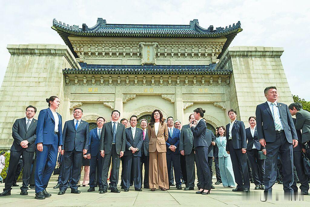 台湾作家雁默今日发文写道：“无论喜欢不喜欢郑丽文与她的路线，都难以否认其抗压性远