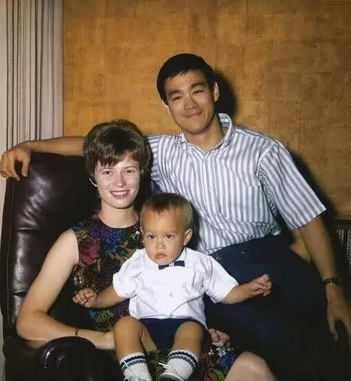 1973年，李小龙去世，他的生前弟子汤姆开始追求师母琳达。1988年，汤姆终于赢