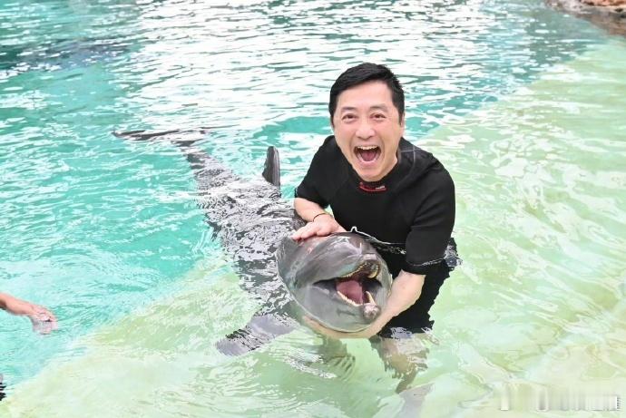 庾澄庆64岁上班状态哈林已经到了退休的年龄了吧，看他录《声生不息》的上班图，64