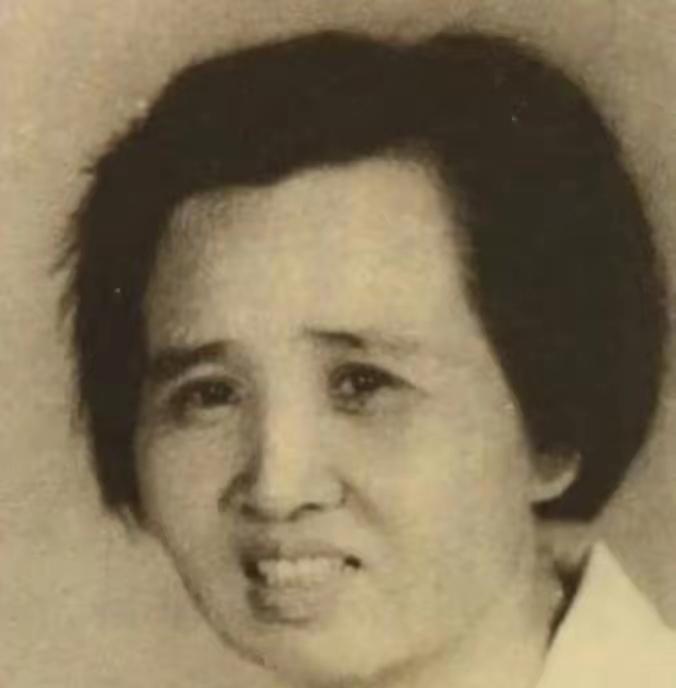 1977年，李敏在福建龙岩见到了亲姐姐杨月花，不过，杨月花当即向李敏提了一个要求