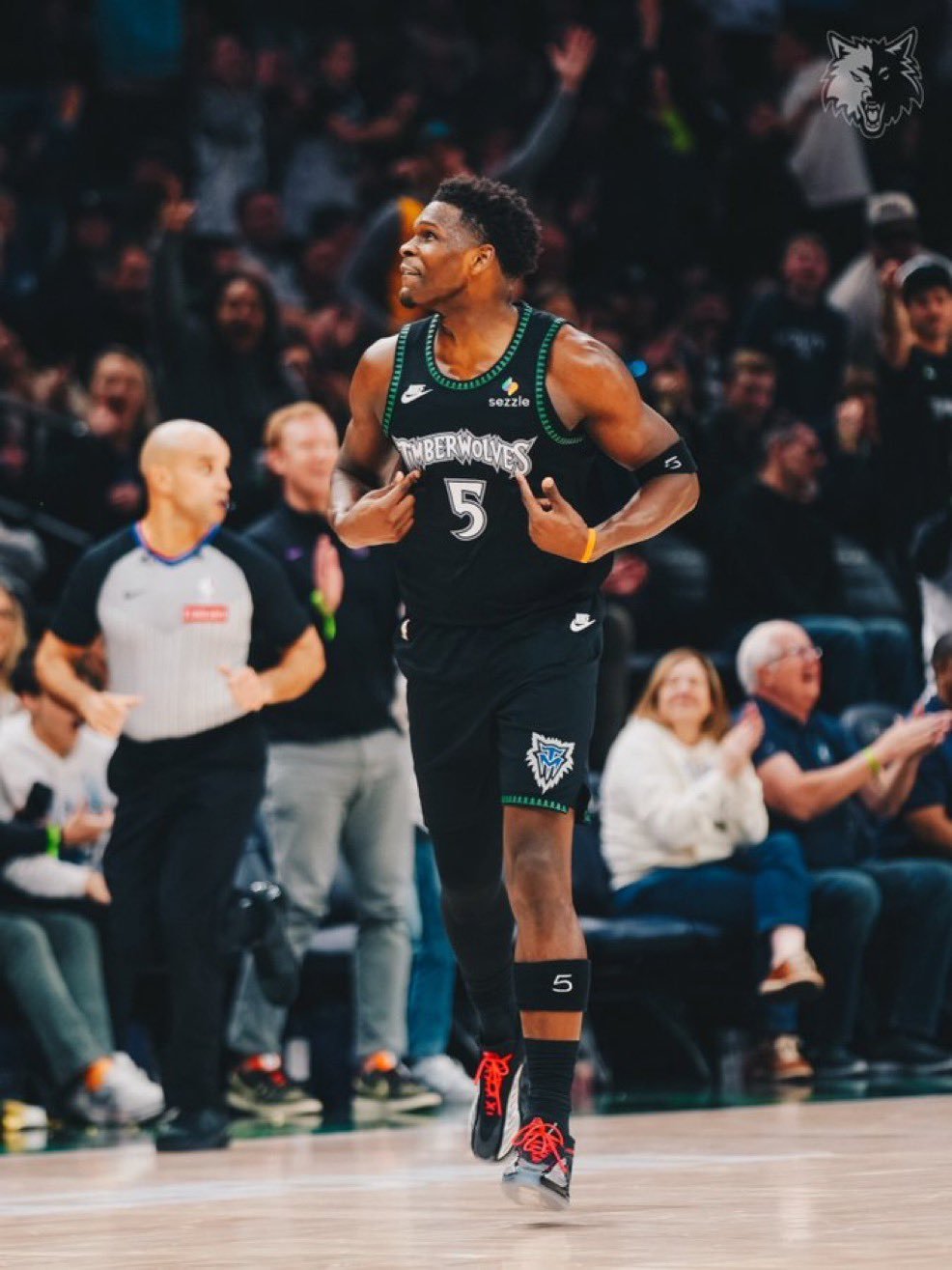 作为解说爽到了！刚播完狼熊野兽战，爱德华兹第四节一波流太舒服了，连着三个三分+一